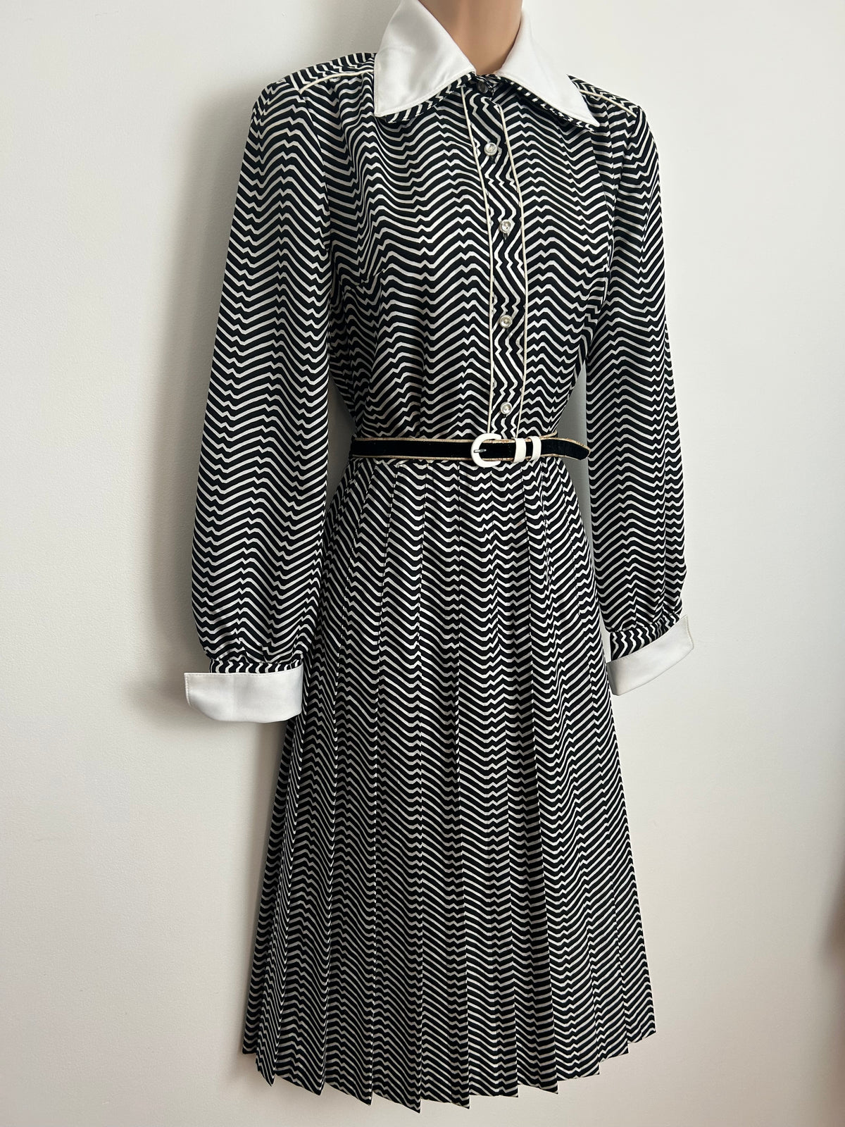 Vintage 1970s PEGGY LANE Size 10 Black & White Zig Zag Stripe Print Belted Pleated Day Dress