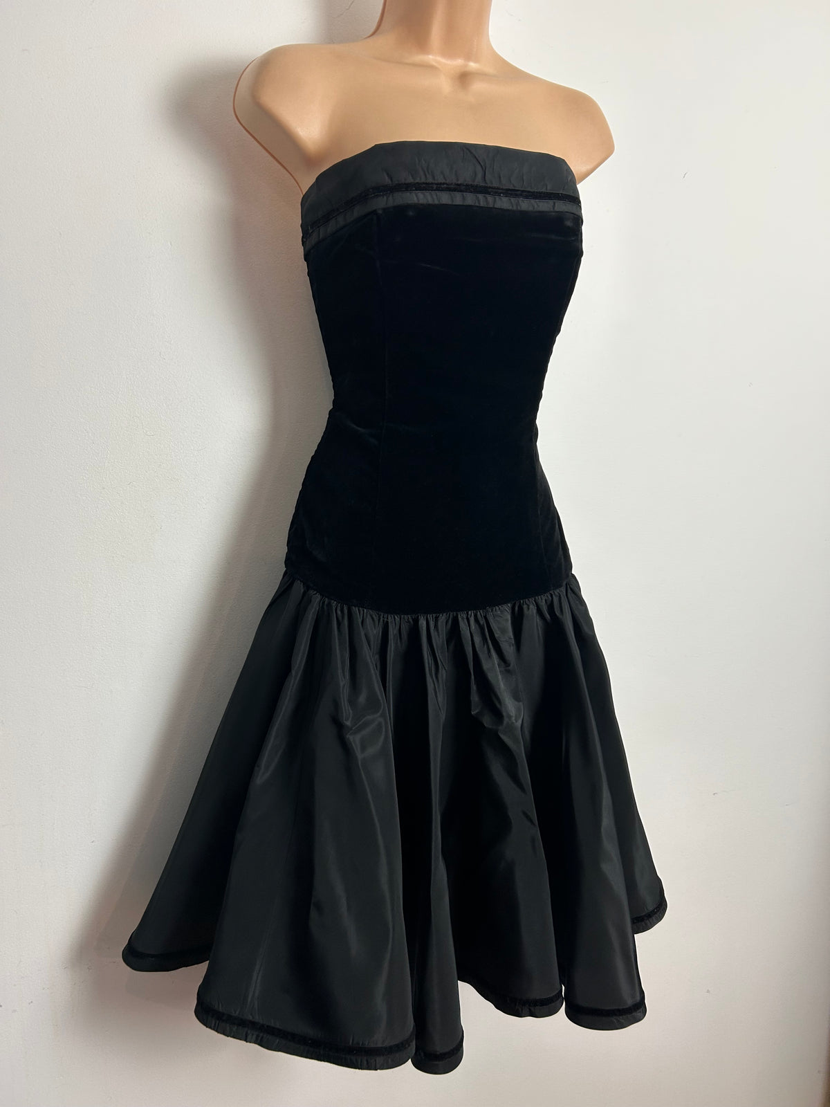 Vintage 1980s LAURA ASHLEY Size 6-8 (Size 12 On Label) Black Velvet & Taffeta Strapless Bow Back Party Dress