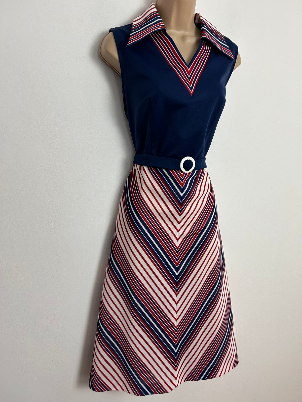 Vintage 1970s Size 12 Navy Blue Red & White Chevron Stripe Print Wide Collared Sleeveless Belted Mod Dress