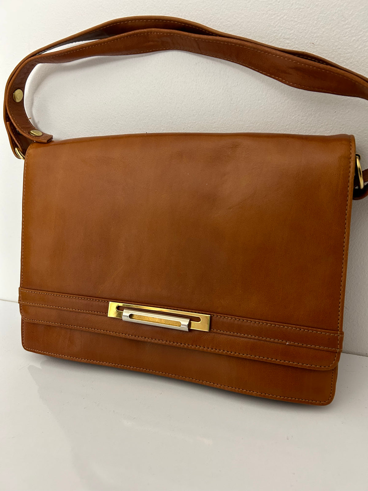 Vintage 1980s Tan Brown Gold Tone Leather Shoulder Bag With Adjustable Shoulder Strap