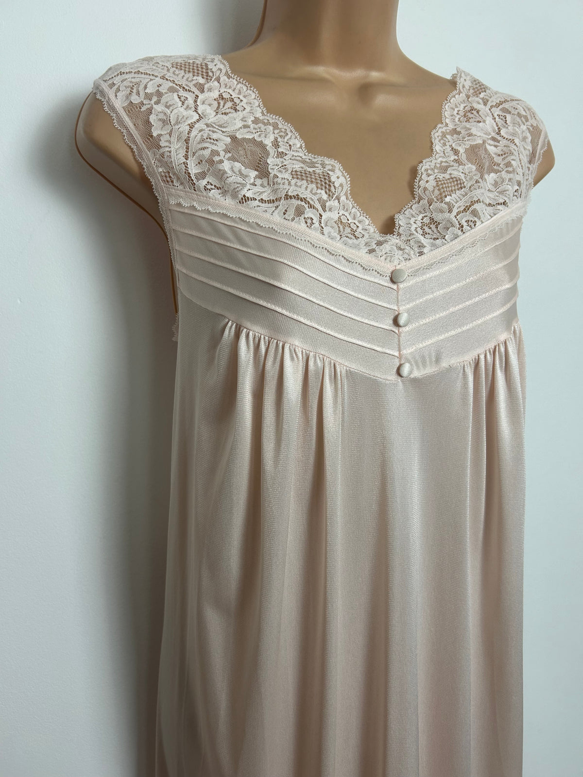 Vintage 1970s Size 12 Pale Nude Peach Lace Trim Full Length Negligee Nightgown