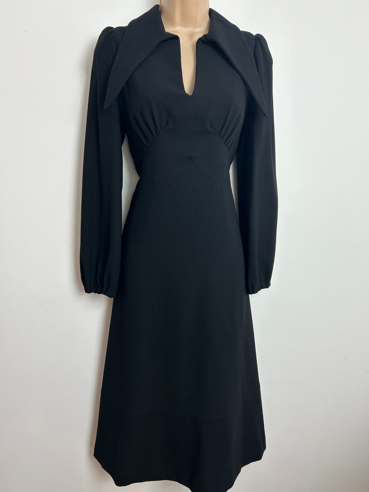 Vintage Late 1960s BANFF Size 8-10 Black Dagger Collar Long Sleeve Mod Dress