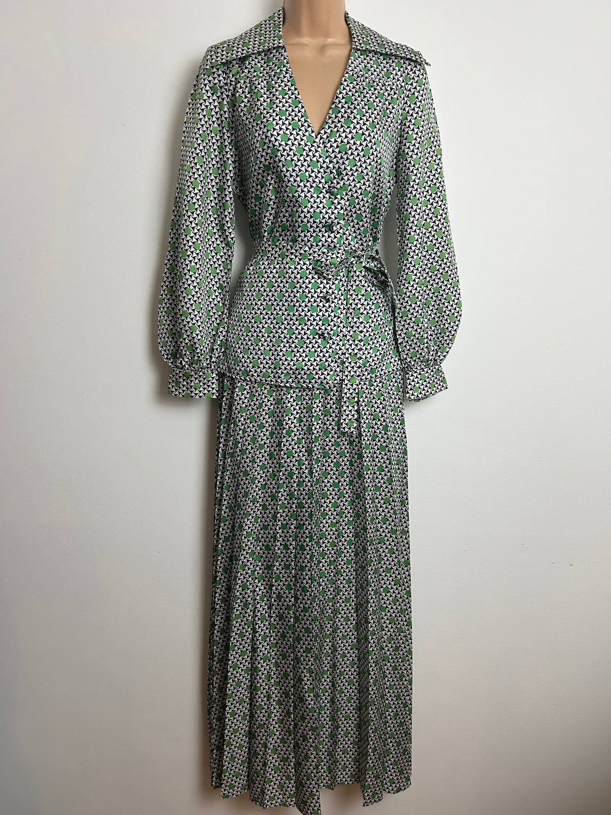 Vintage 1970s COUNTRY CASUALS Size 6 White Black & Green Abstract & Spot Print Pleated Maxi Skirt & Top