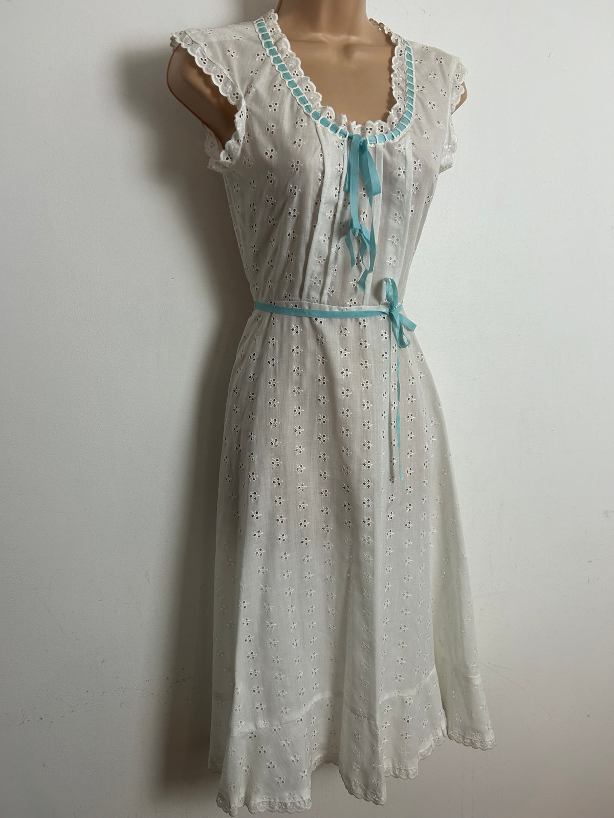 Vintage 1970s VERNA SPENCE Size 6 White Cotton Mix Broderie Anglais Nightie Nightdress