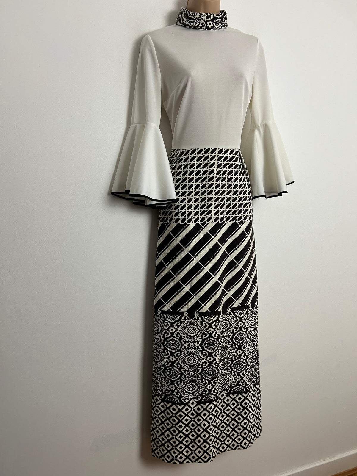 Vintage 1970s TINA WARREN UK Size 12 White & Brown Abstract Print Long Sleeve Flared Cuff Boho Maxi Dress