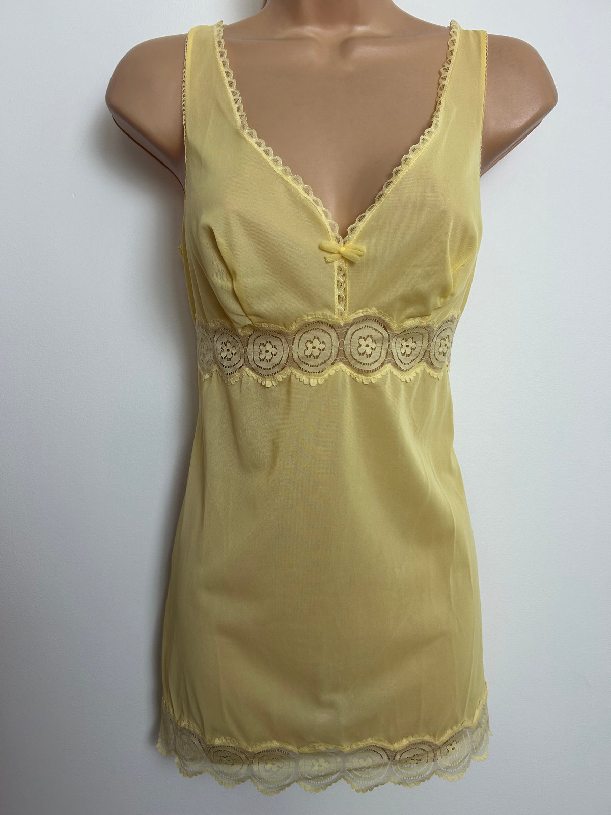 Vintage 1960s Size 8 Pretty Lemon Lace Detail Nylon Knee Length Slip