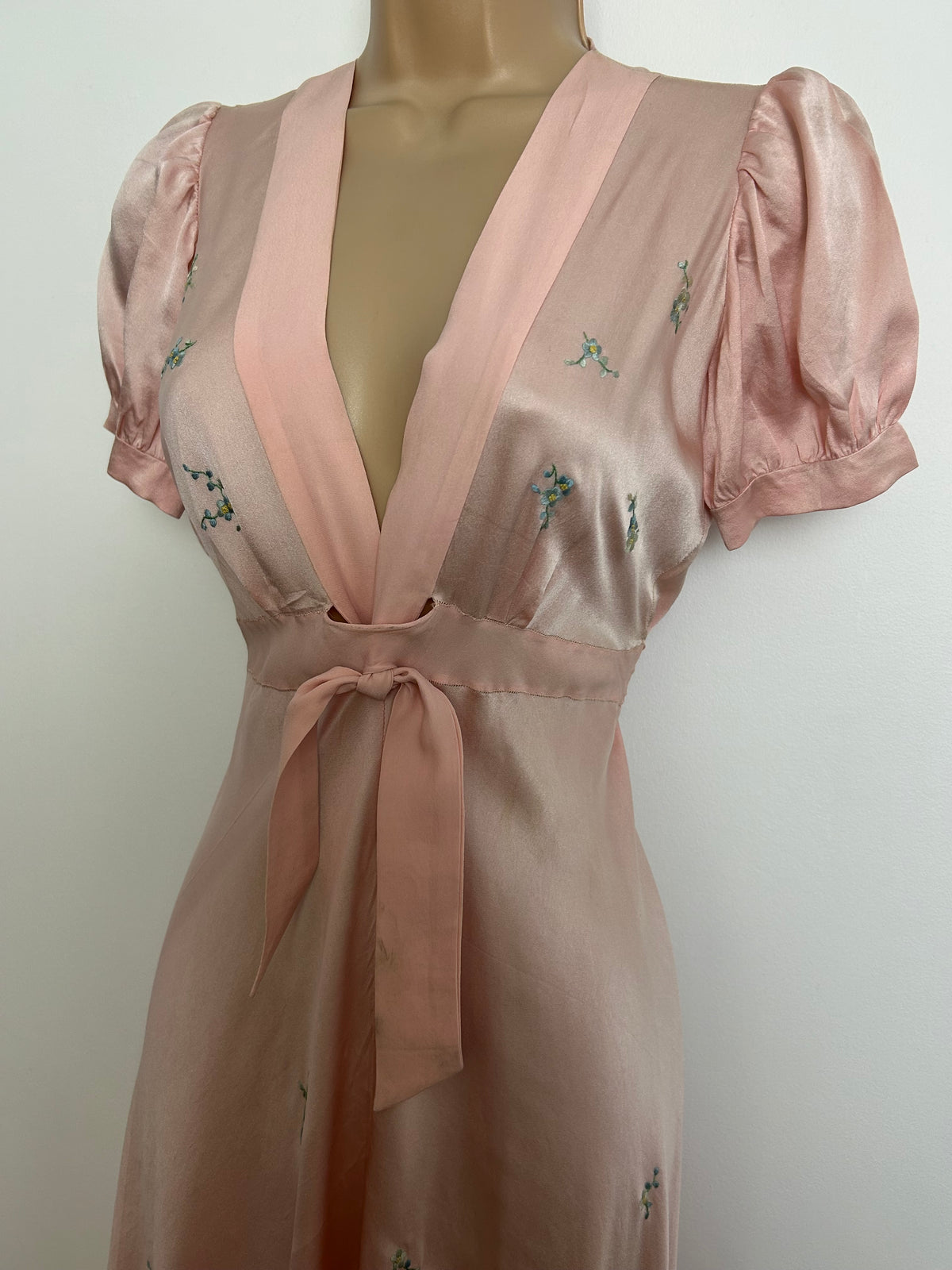 Vintage 1930s/1940s EXQUISITE Size 8 Pale Pink Silk Embroidered Nightdress