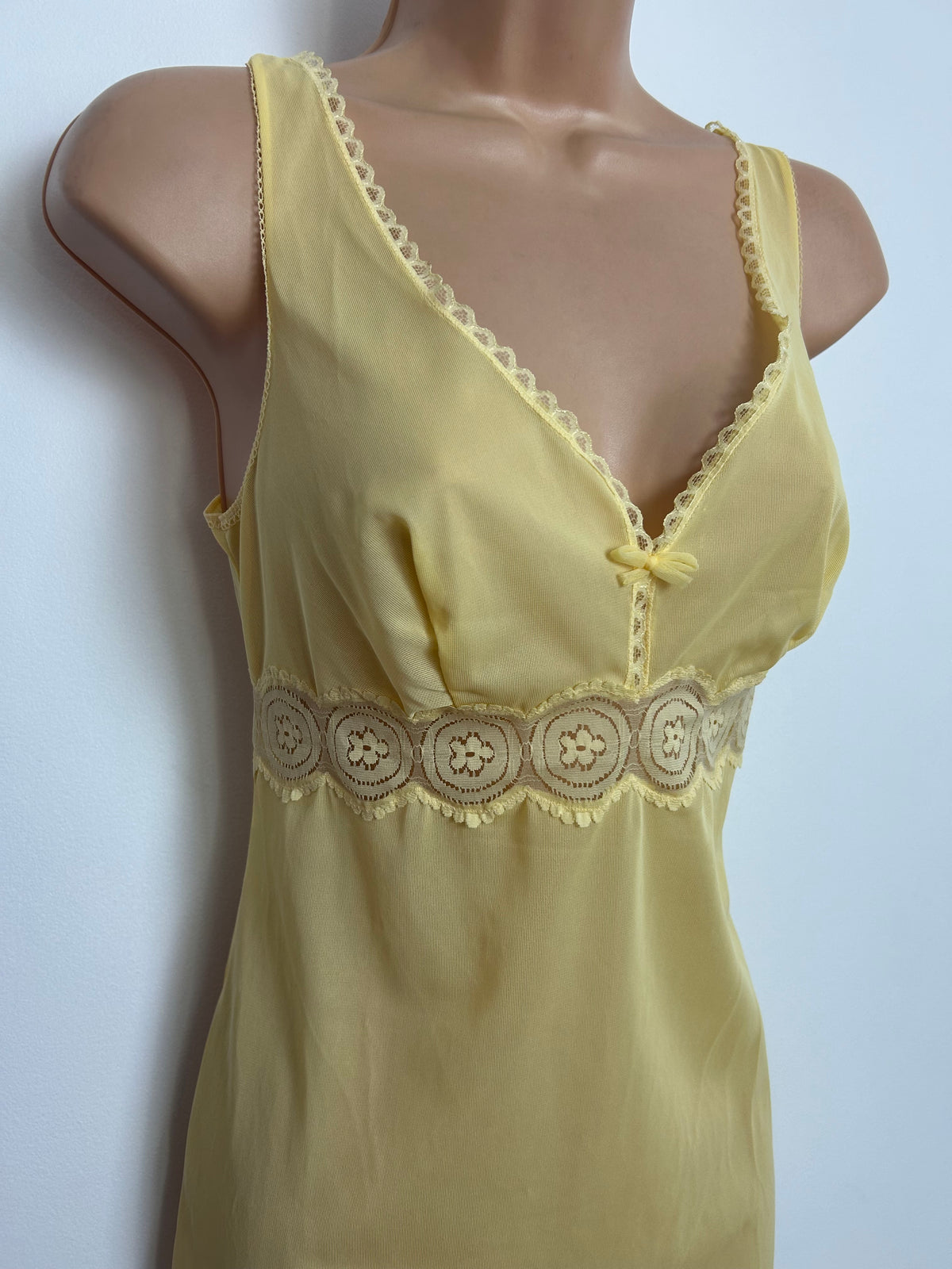 Vintage 1960s Size 8 Pretty Lemon Lace Detail Nylon Knee Length Slip