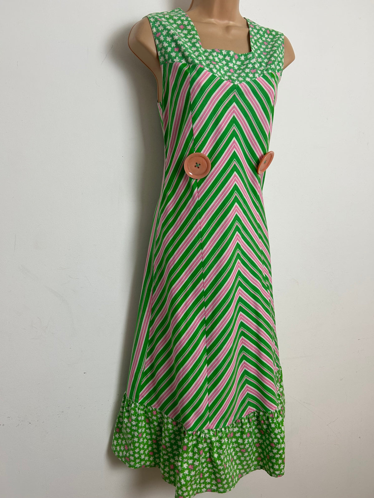 Vintage 1970s Size 10-12 Green & Pink Chevron Stripe & Leaf Print Cotton Button Detail Shift Dress