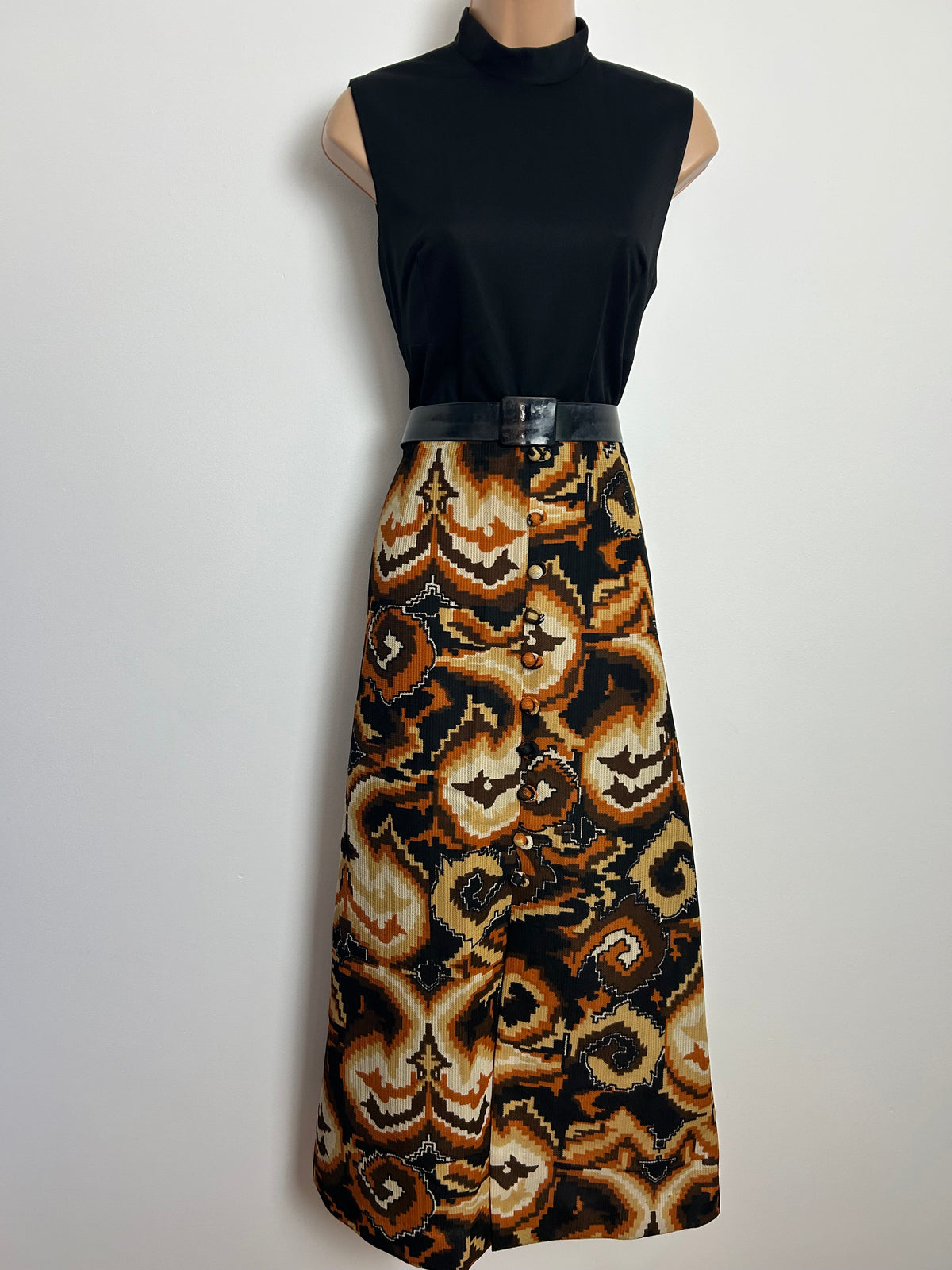Vintage 1970s Size 8 Black Brown Beige & Rust Abstract Print Sleeveless Belted Maxi Dress