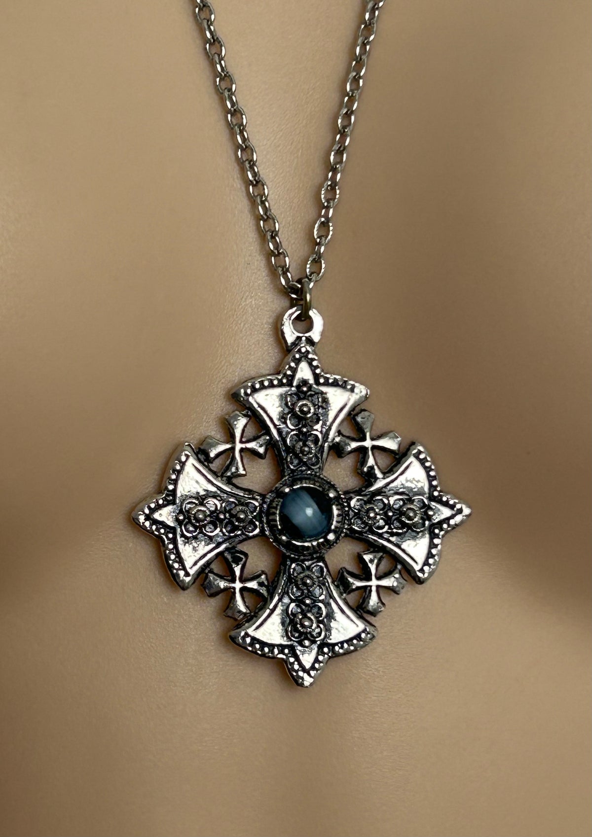 Vintage Silver Tone Scottish Celtic Style Blue Stone Set Pendant & Chain Necklace