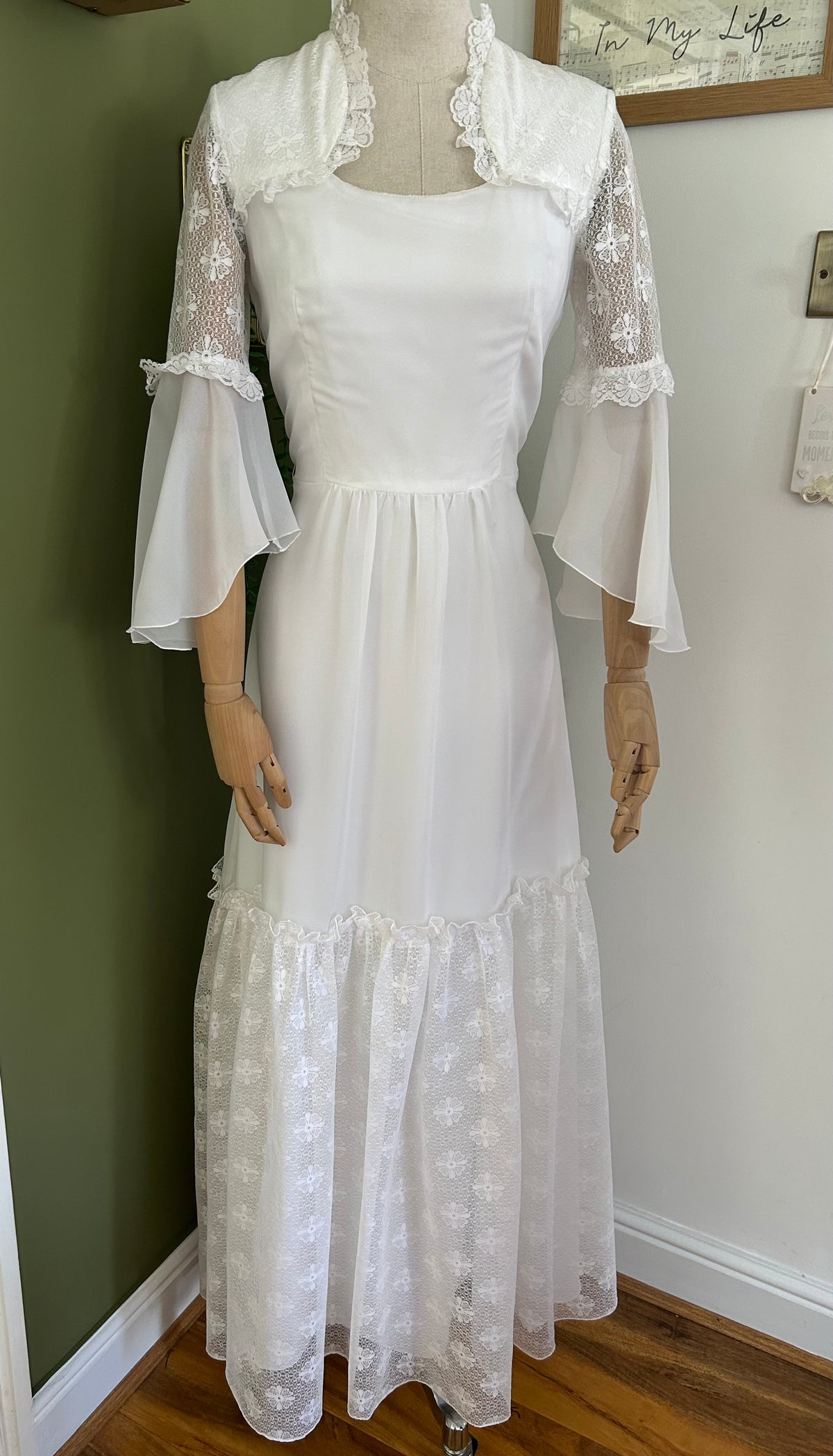 Vintage 1970s Size 8 White Chiffon & Lace Trumpet Sleeve Prairie Boho Wedding Dress