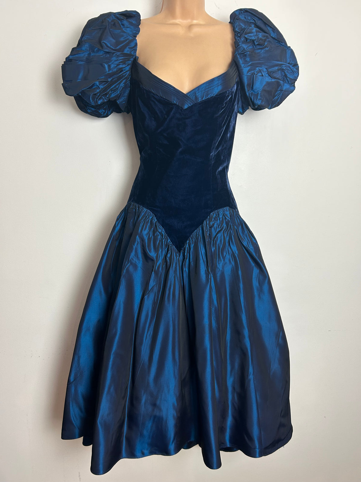 American Vintage Extreme 1980s Size 8 Midnight Blue Velvet & Taffeta Puffed Shoulder Party Prom Dress