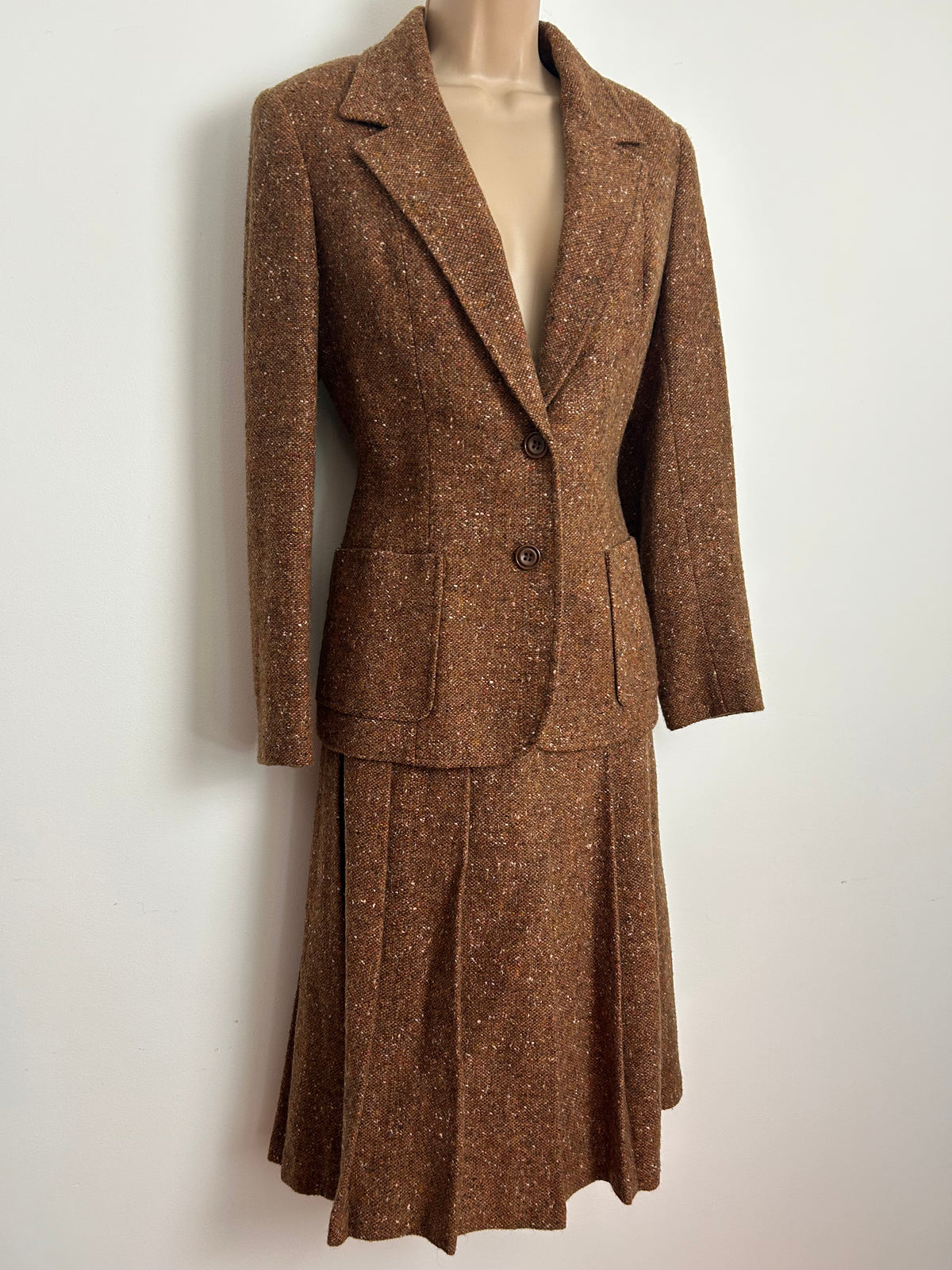 Vintage 1960s JULIUS Size 8 Brown Tweed Two Piece Wool Mix Skirt Suit
