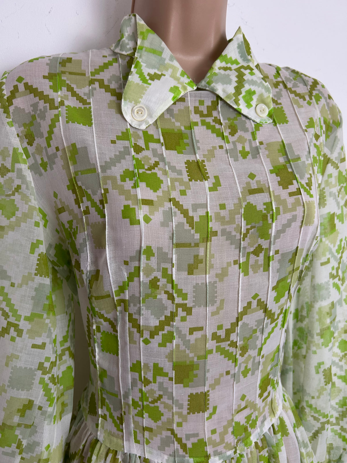 Vintage 1970s Size 10 Lightweight White & Green Abstract Print Cotton Mix Long Sleeve Maxi Dress