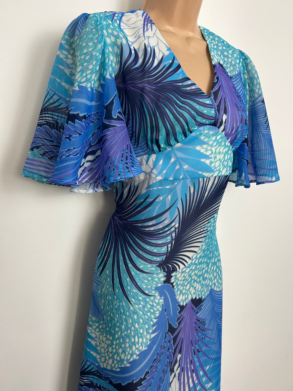 Vintage 1970s VERA MONT PARIS Size 8-10 Blue Tones Leaf Print Flutter Sleeve Tie Back Boho Maxi Dress