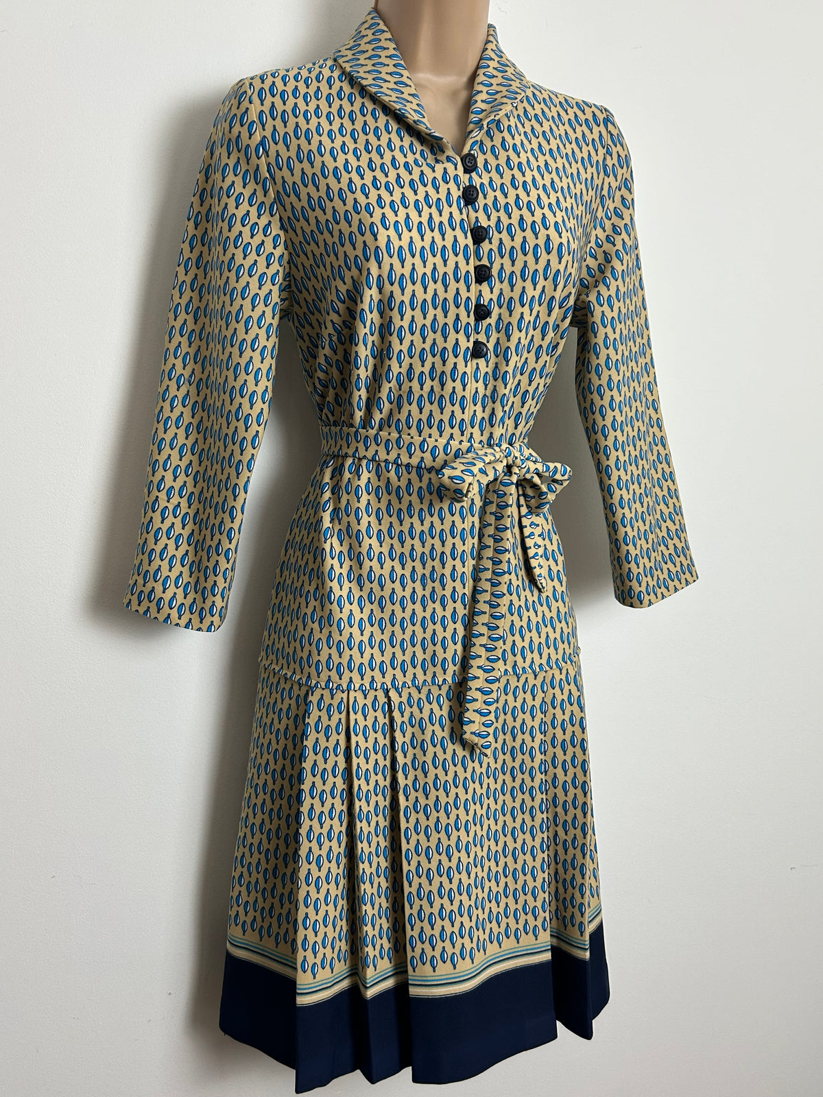 Vintage 1970s Size 10 Beige Blue & White Abstract Print Belted Pleated Mod Day Dress