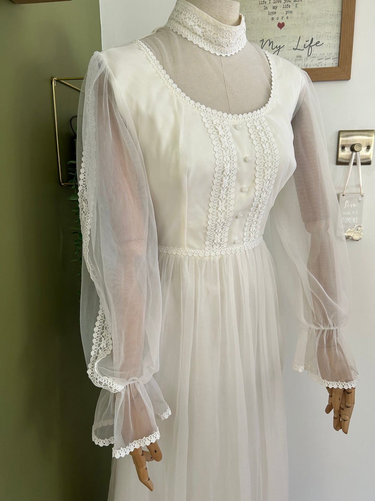 Vintage 1970s Size 8 White Long Sleeve Lace Trim Boho Prairie Wedding/Occasion Maxi Dress