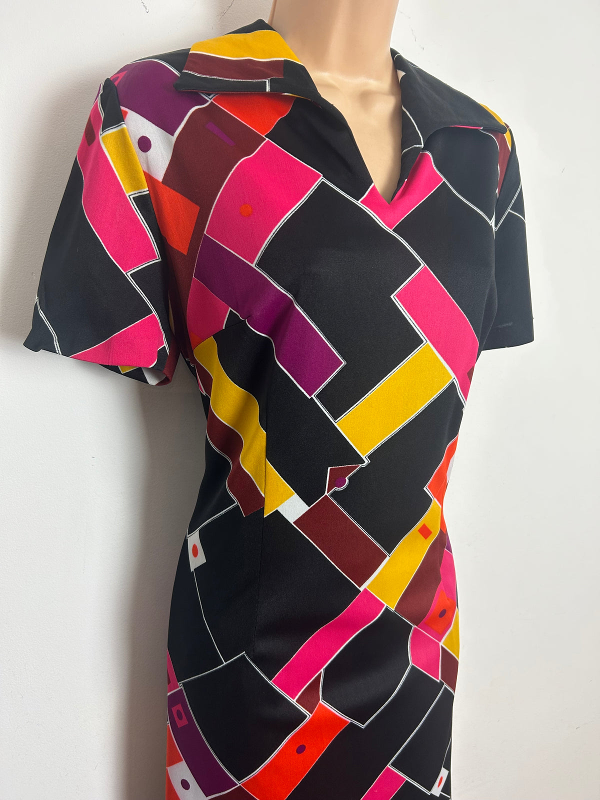 Vintage 1970s 12-14 Black Pink Yellow & Maroon Abstract Geo Print Short Sleeve Maxi Dress
