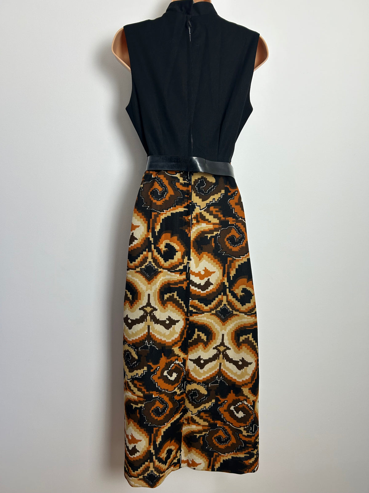 Vintage 1970s Size 8 Black Brown Beige & Rust Abstract Print Sleeveless Belted Maxi Dress