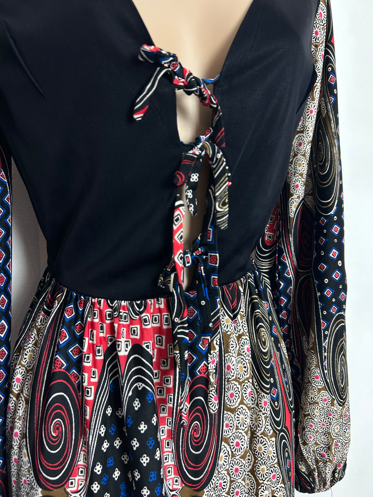 Vintage 1970s SHELANA Size 6-8 Black Red Brown & White Abstract Print Open Front Triple Tie Midi Dress