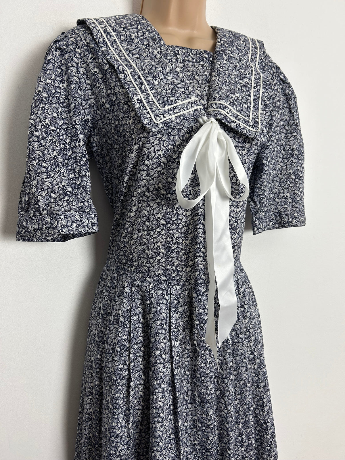 Vintage 1980s LAURA ASHLEY Size 14 Navy Blue & White Floral 100% Cotton Sailor Collar Bow Detail Midi Dress