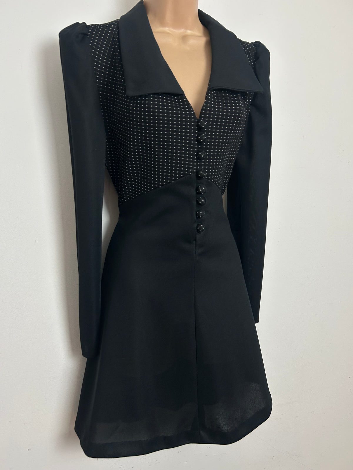 Vintage 1970s Size 8 Black Polka Dot Wide Collar Long Sleeve Tie Back Fit & Flare Mod Dress