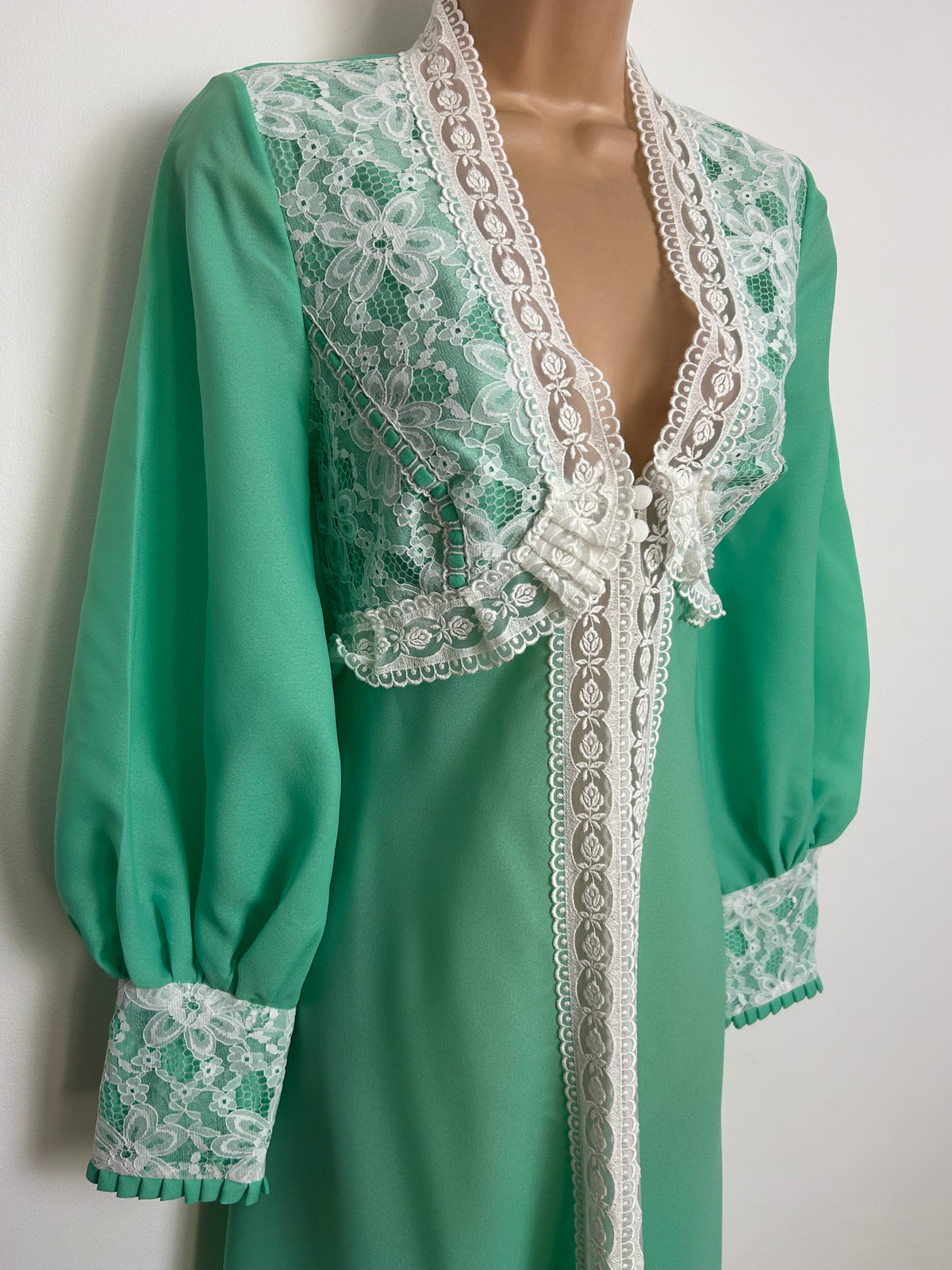 Vintage 1970s Size 6-8 Green & White Lace Trim Long Sleeve Peignoir Robe Housecoat