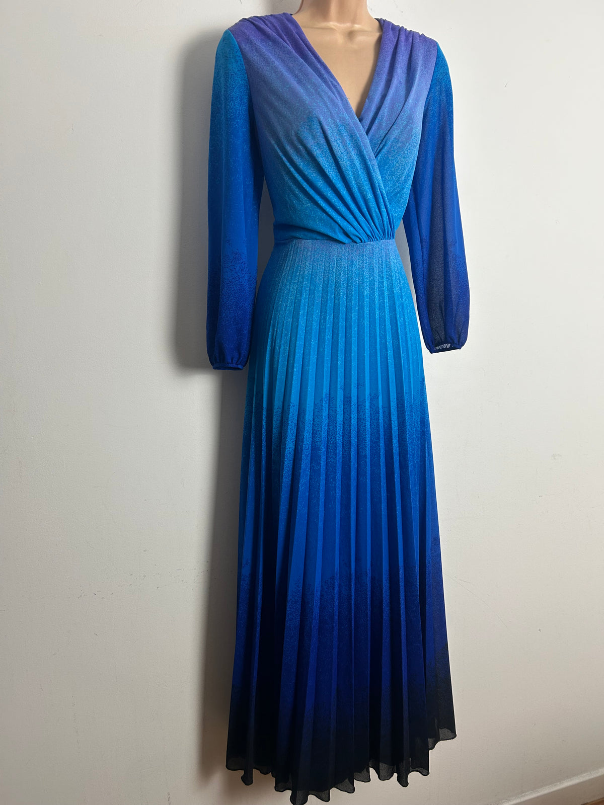 Vintage 1970s Size 10 Blue Tones Ombre Long Sleeve Pleated Maxi Dress
