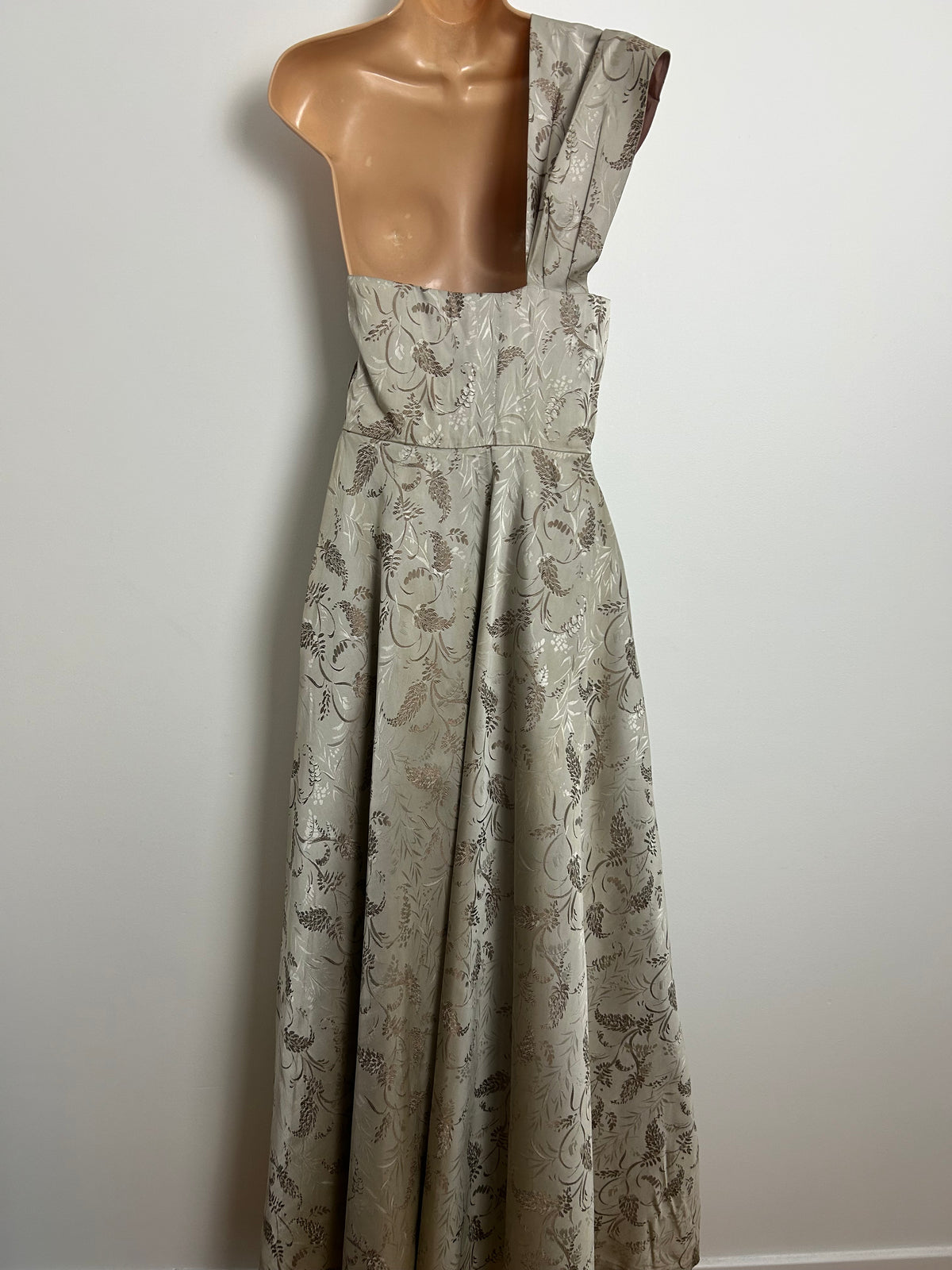 Vintage Early 1950s JOHN SELBY Size 8 Beautiful Silvery Grey & Brown Leaf Print One Shoulder Ballgown