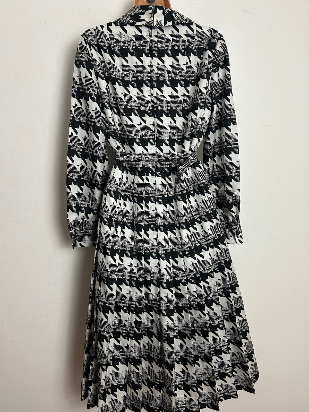 Vintage 1970s BUSSE COUTURE Size 10 Black & White Dogtooth Check Dagger Collar Belted Pleated Dress