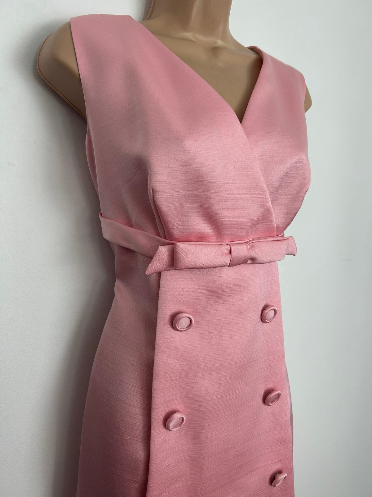 Vintage 1960s Size 10 Pale Pink Sleeveless Bow & Button Front Mod Occasion Shift Dress