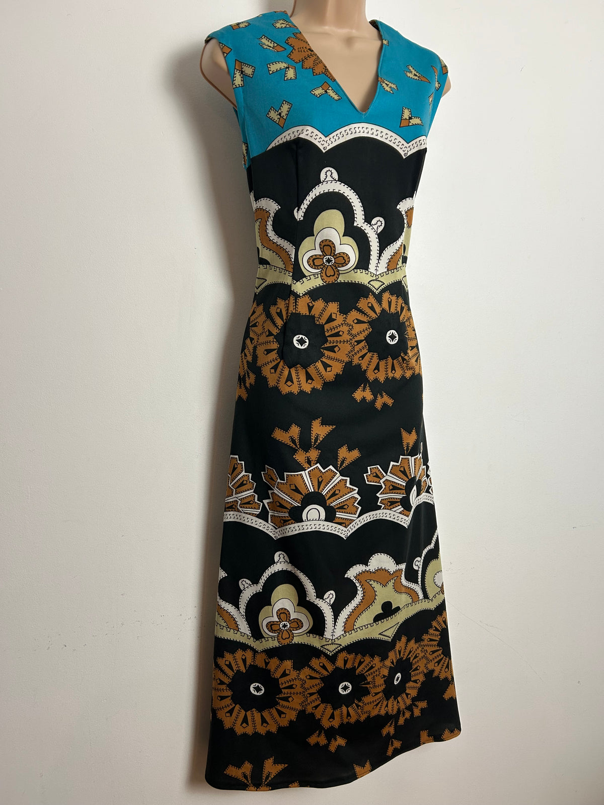 Vintage 1970s Size 8-10 Black Turquoise & Brown Abstract Print Sleeveless Midaxi Dress