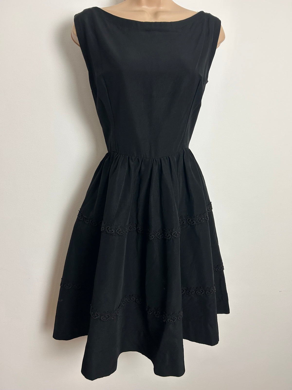 Vintage Late 1950s Size 8 Black Sleeveless Guipure lace Trim Fit & Flare Dress