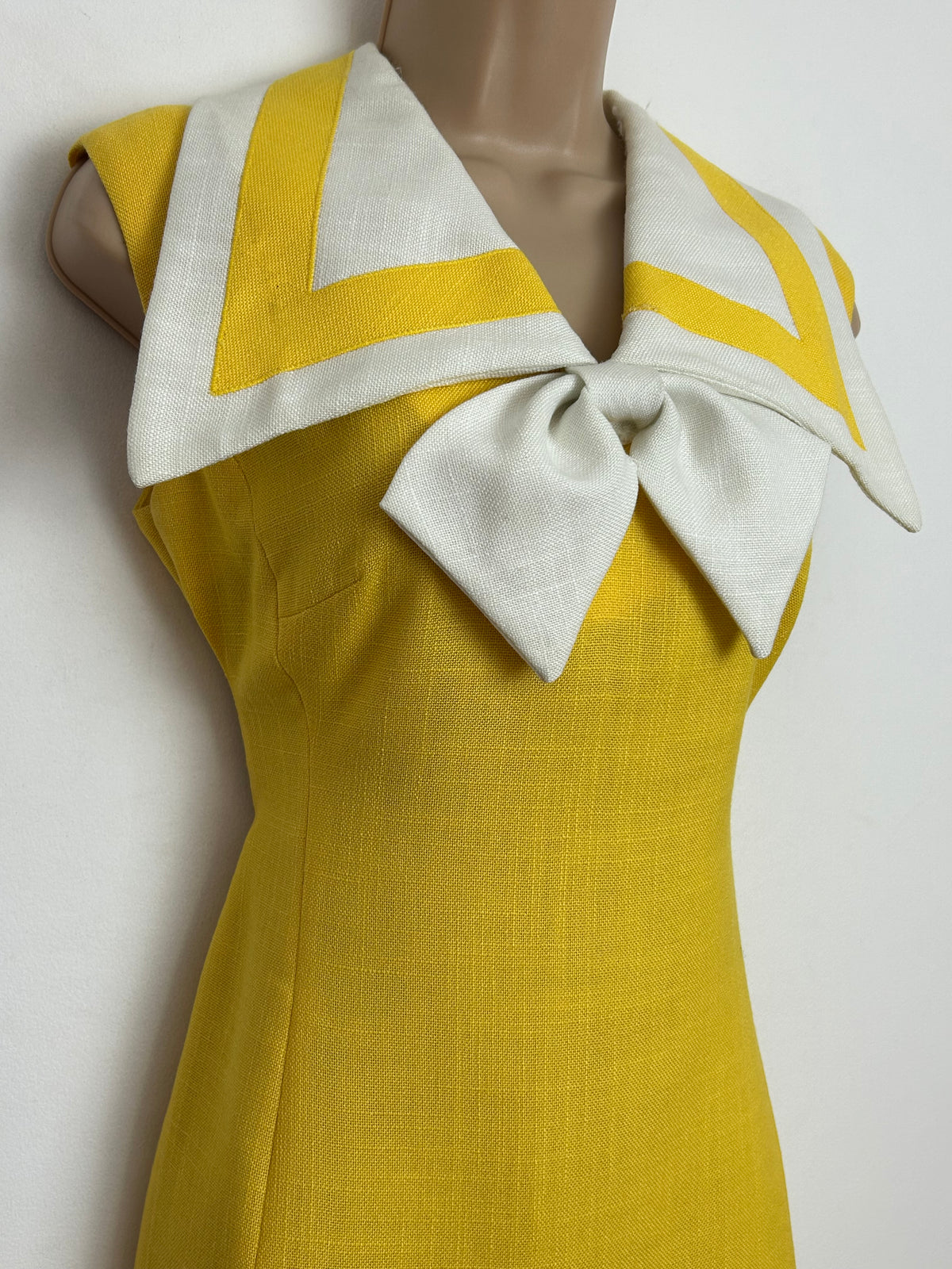 Vintage 1960s WILSHIRE OF BOSTON Size 8-10 Yellow & White Wide Collared Bow Detail Mod Summer Shift Dress