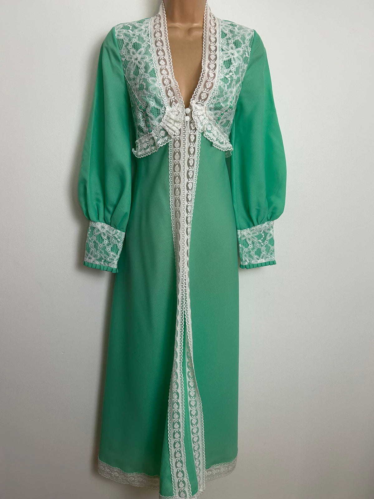Vintage 1970s Size 6-8 Green & White Lace Trim Long Sleeve Peignoir Robe Housecoat