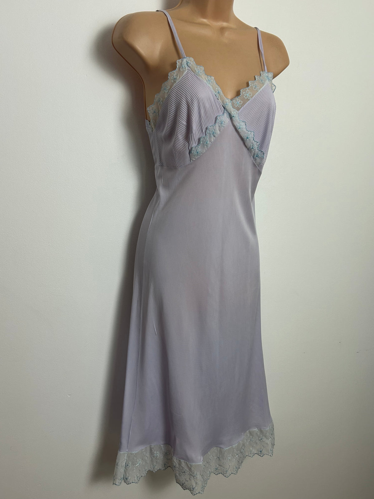 Vintage 1970s Size 8-10 Pale Lilac Plisse Pleat & Lace Trim Nylon Slip