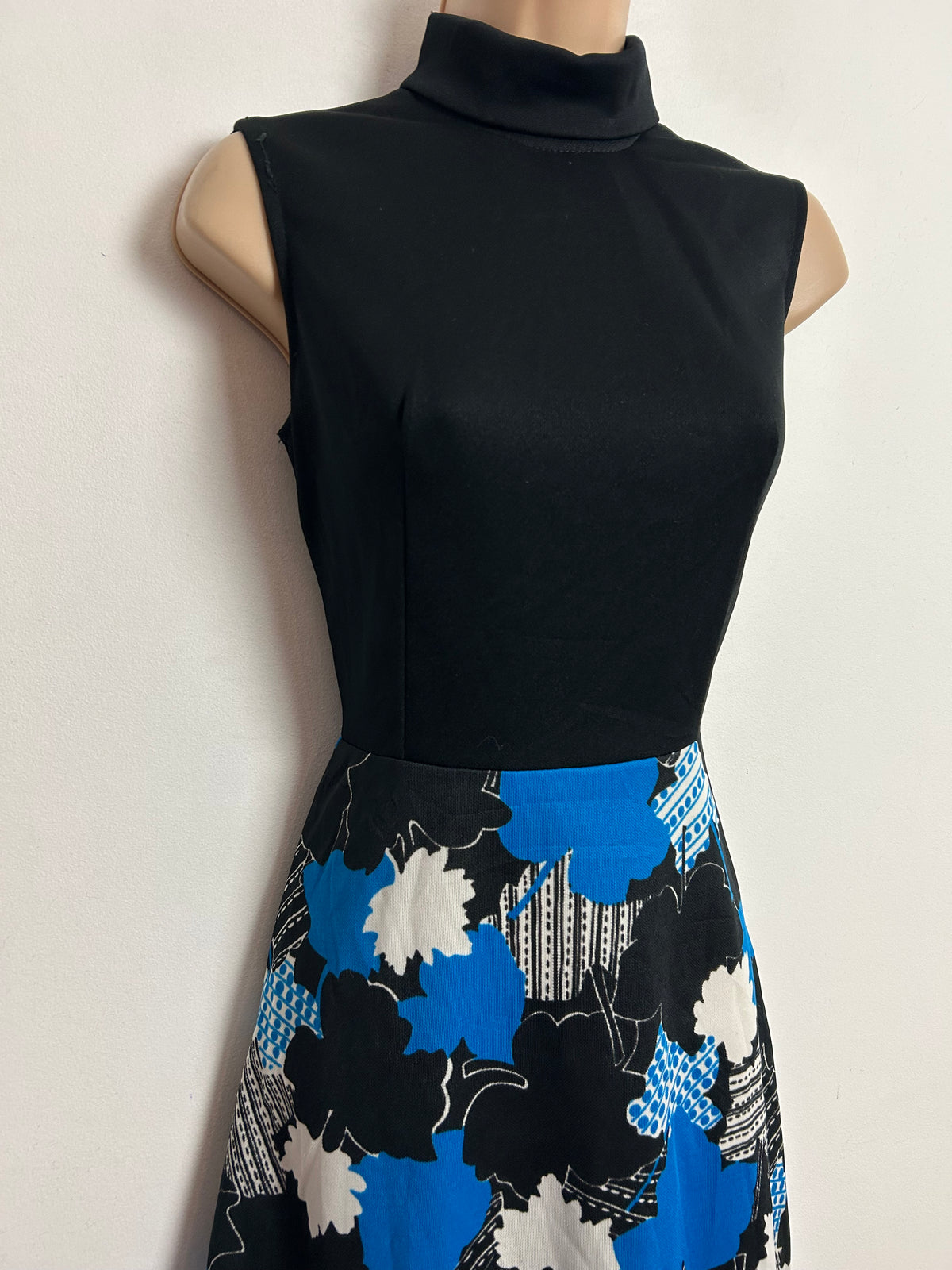 Vintage 1970s UK 6-8 Black Blue & White Leaf Print Sleeveless Mod Dress