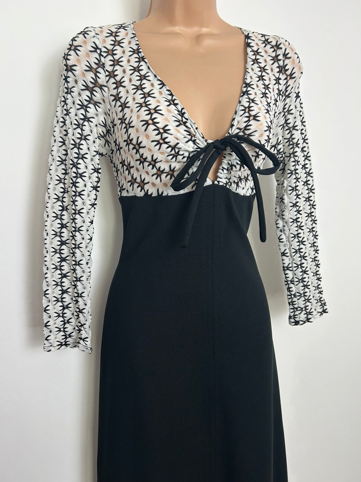 Vintage 1970s Size 6-8 Black & White Keyhole Cut Out Bodice Tie Front Maxi Dress