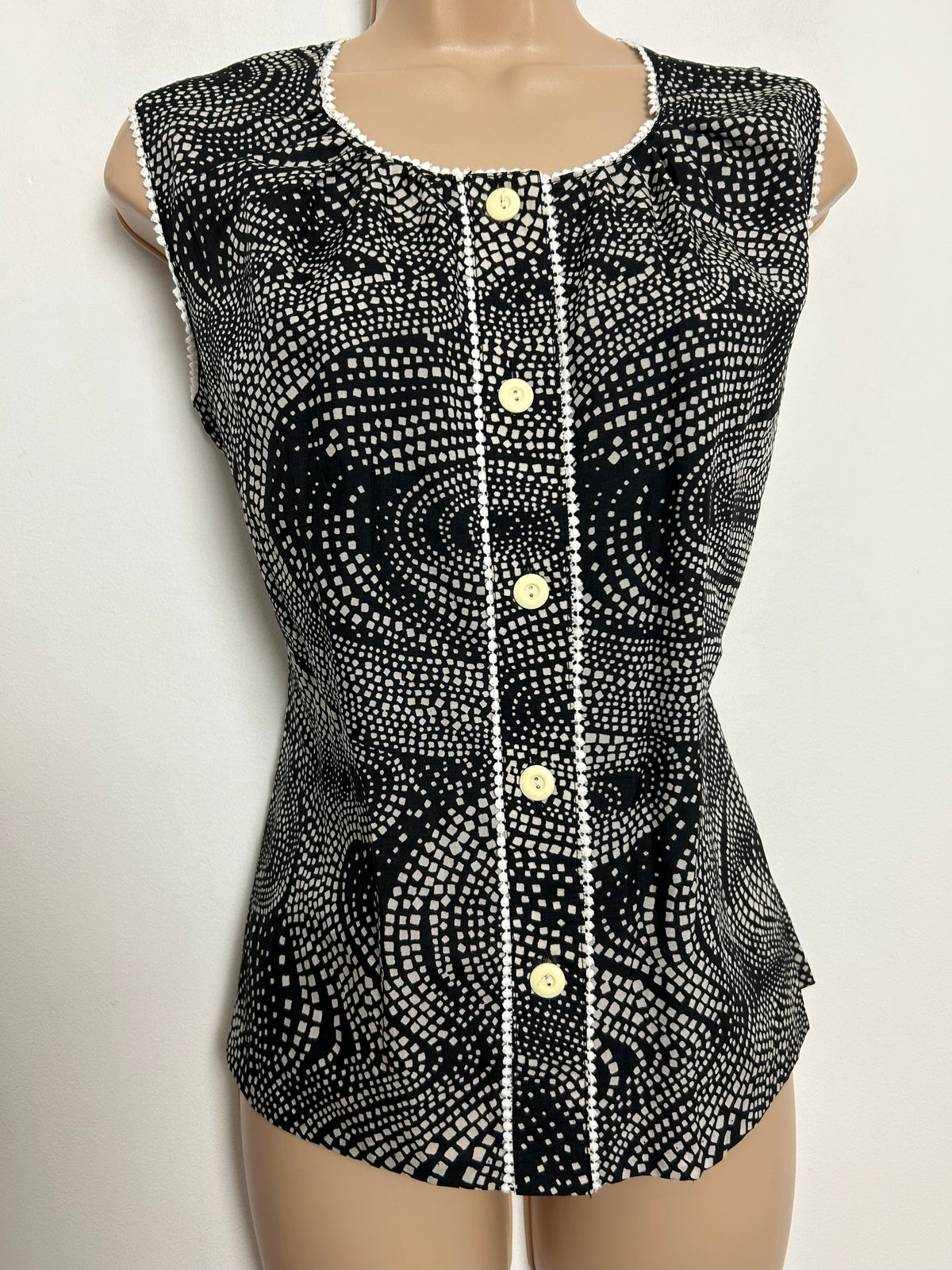 Vintage 1970s JACOB Size 12 Pretty Black & White Abstract Geo Print Sleeveless Blouse/Top