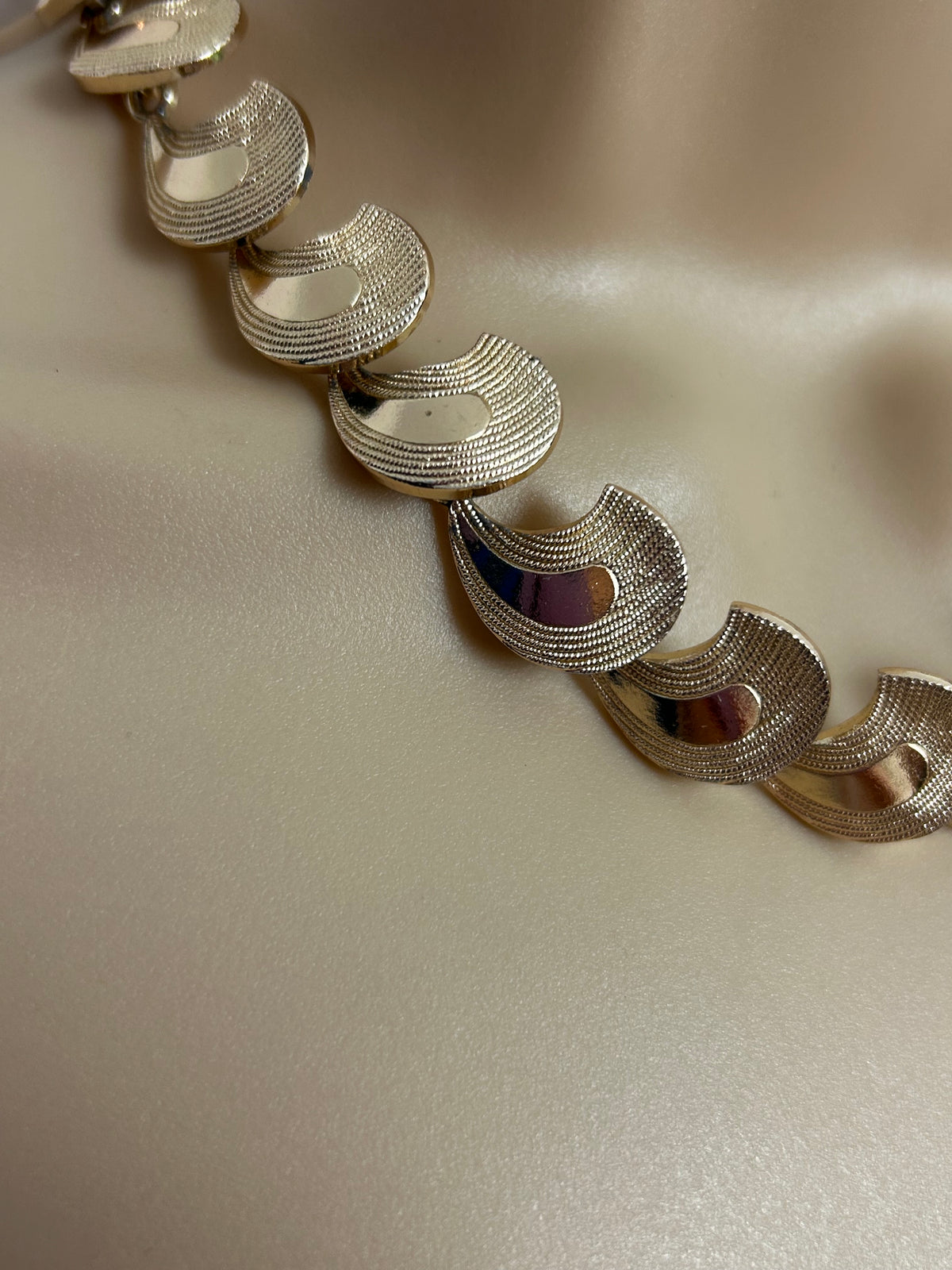 Vintage 1970s Beautiful Gold Tone Articulated Wave Shaped Necklace