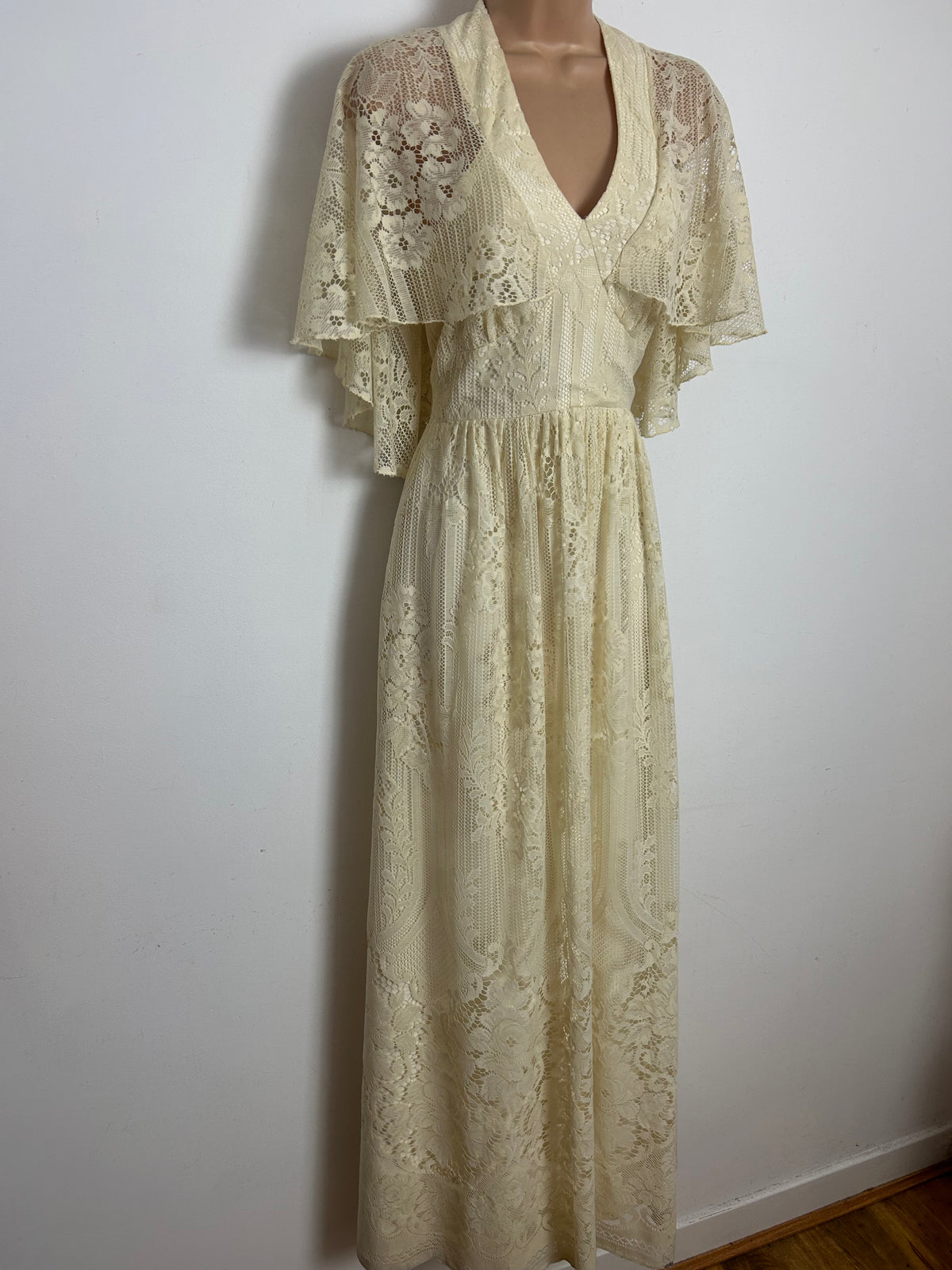 Vintage 1970s Size 8 Cream Cotton Lace Cape Sleeve Boho Summer Maxi Dress