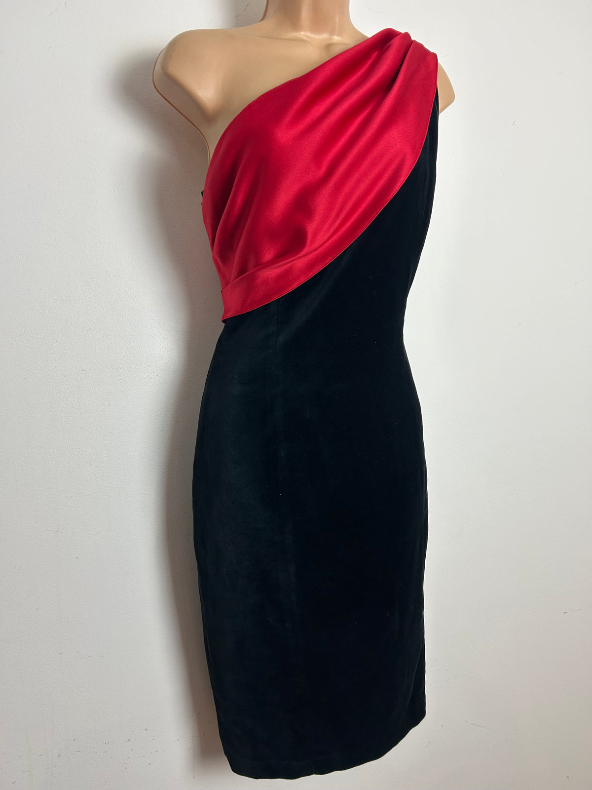 Vintage 1980s OPERA BY RICHARDS Size 12 Black Velvet & Red Satin One Shoulder Fitted Cocktail Party Dress