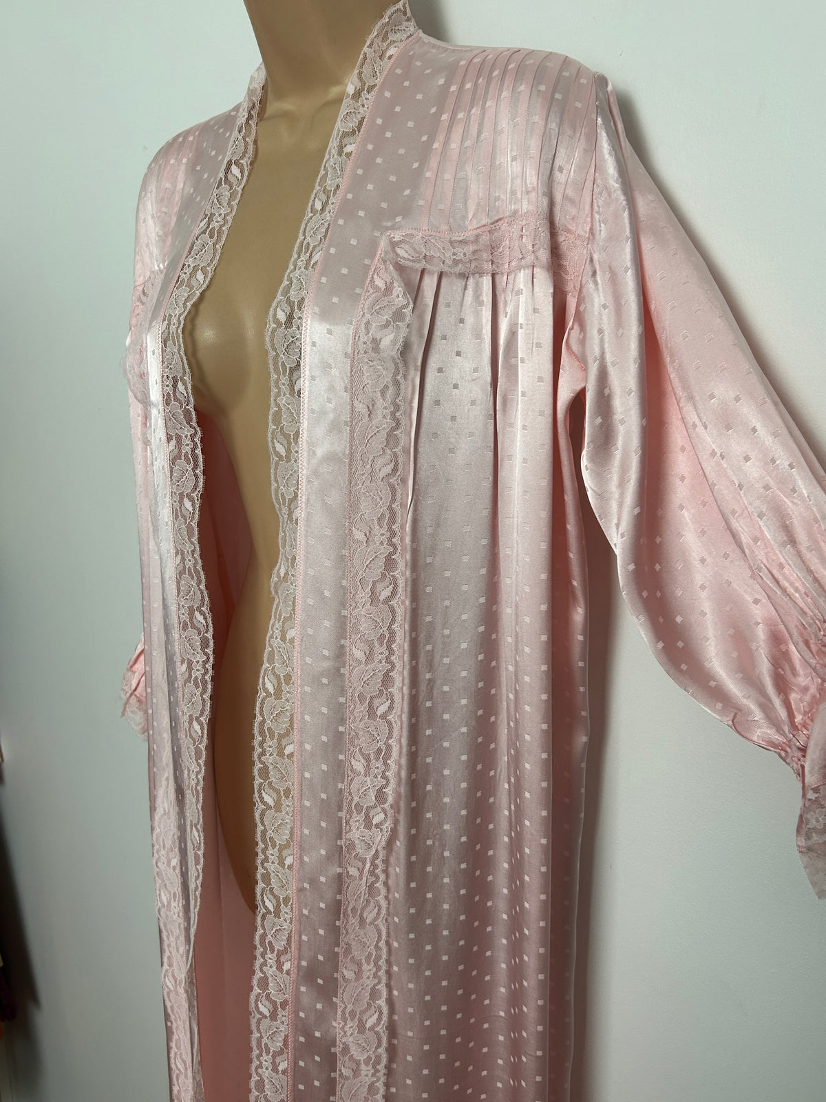 Vintage Up To Size 16 Pink Lace Trim Silky Satin Open Front Long Sleeve Peignoir