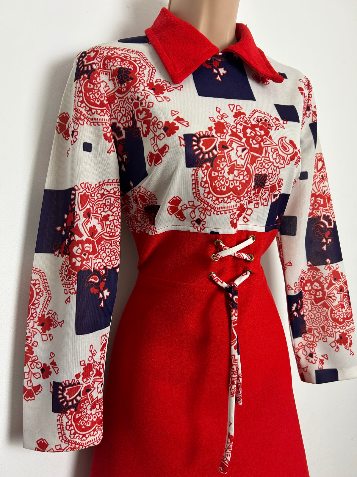 Vintage 1960s Size 10 Red White & Navy Abstract Print Long Sleeve Short Mod Dress