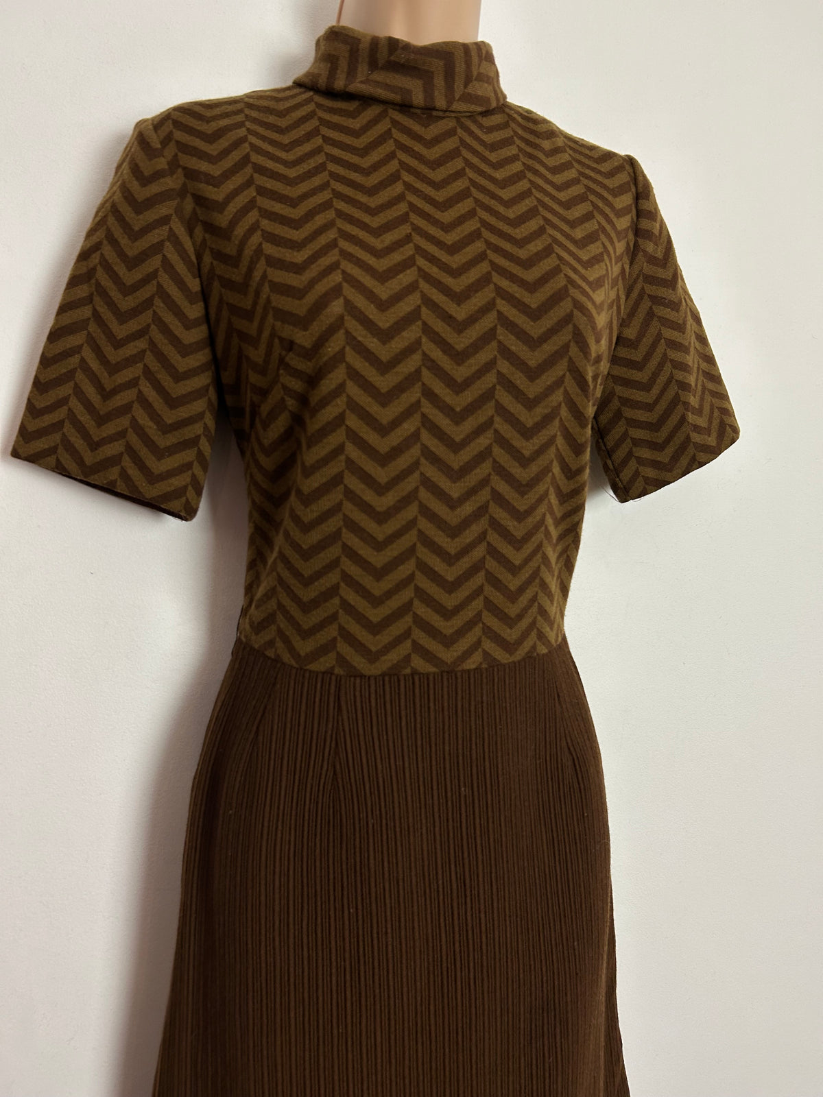 Vintage 1960s SHUBETTE OF LONDON UK Size 8 Brown Tones Wool Mix Zig Zag Stripe Mod Dress