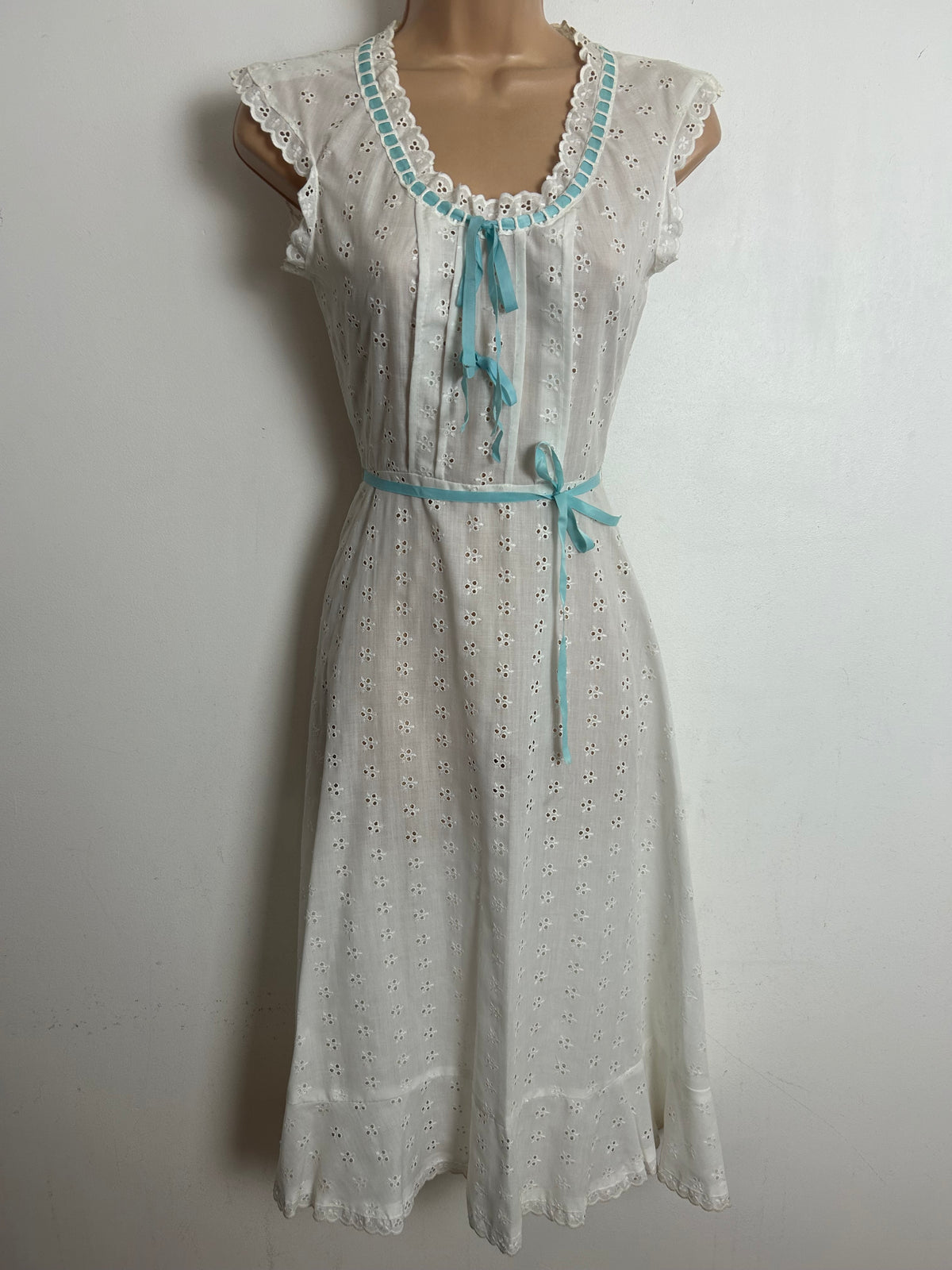 Vintage 1970s VERNA SPENCE Size 6 White Cotton Mix Broderie Anglais Nightie Nightdress