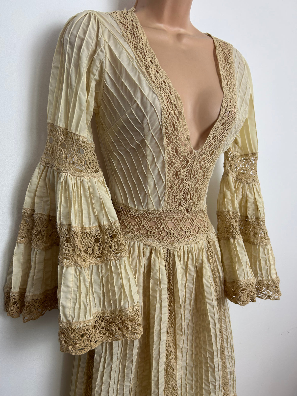 Vintage 1970s Size 6 Cream Cotton Pintuck Pleated & Lace Detailing Mexican Prairie Boho Midi Dress