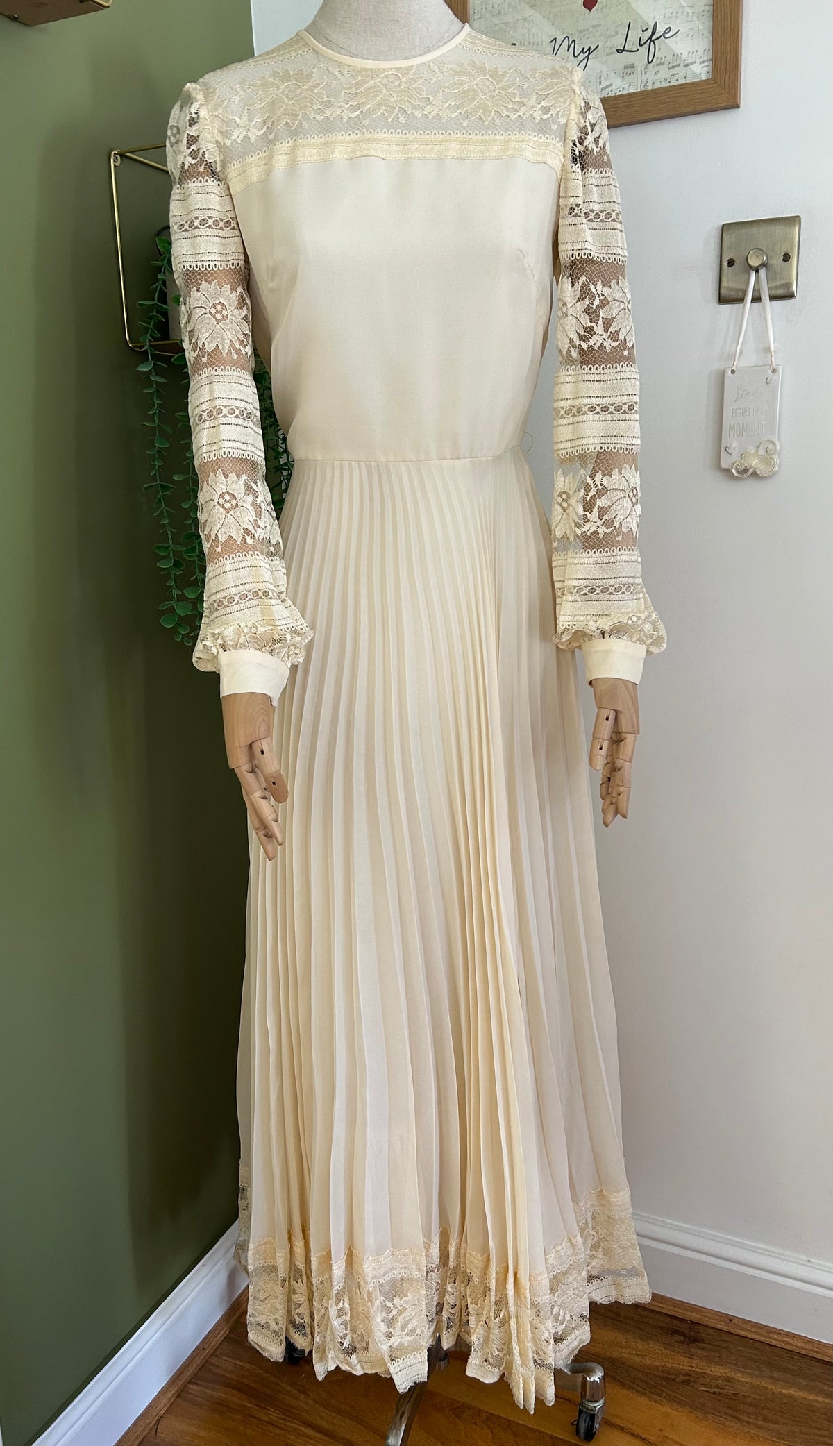 Vintage 1970s Size 10 Cream Lace Sleeve Pleated Boho Bridal Inspired Occasion Maxi Dress