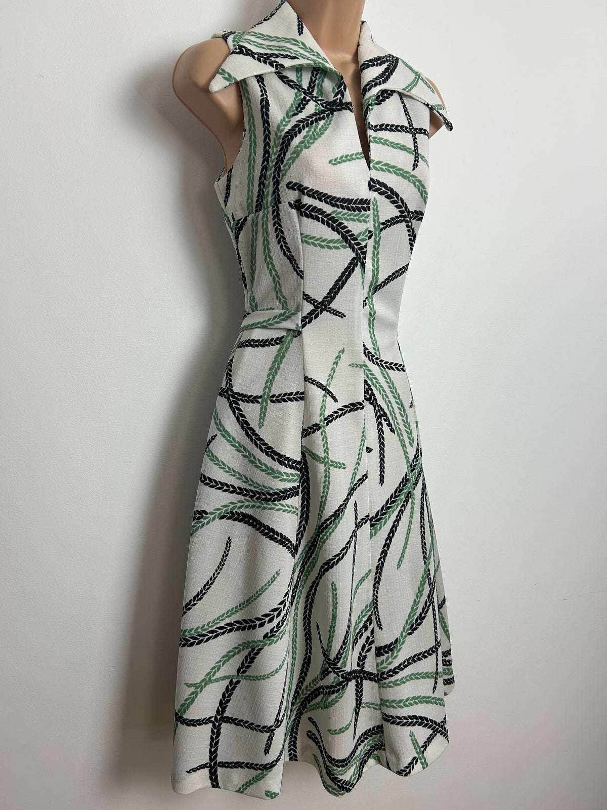Vintage 1970s 8 White Black & Green Abstract Vine Print Dagger Collar Mod Dress